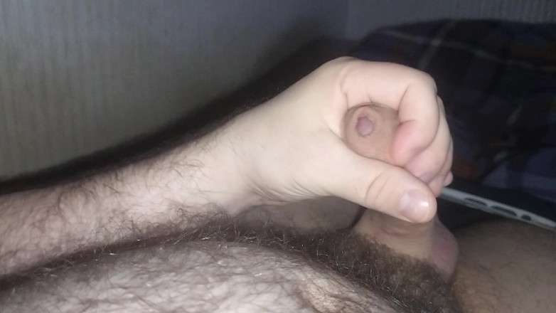 Uhri: Мастурбація на ліжку і величезний камшот на мій волохатий живіт