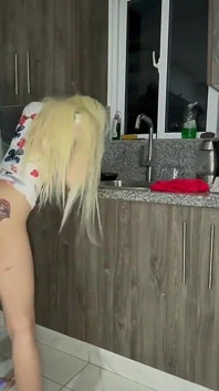 Heißes und sexy mädchen tief in den hals gefickt und von stiefvater in der küche bis beide orgasmen gefickt