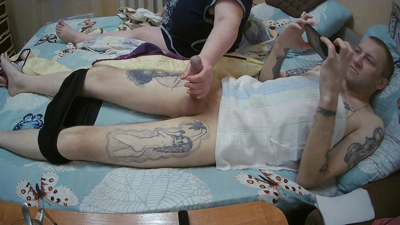 Zona901: Ma belle-mère me branle la bite et regarde le sperme...