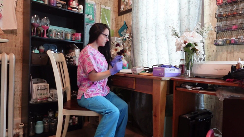 Raven Willow: Lizzie, infirmière, te taquine avec son cul