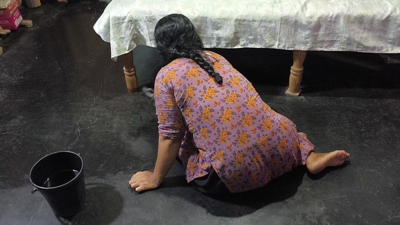 SAFI TV: 義理の叔母が家の掃除をしていて、私は義理の叔母を抱きしめました