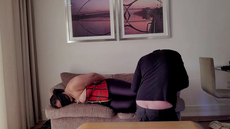 Slutty Ms B: Diikat oleh Fantasi Crook