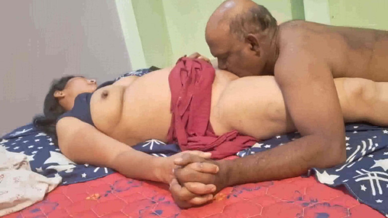 Sexy sindu: زوجة جميلة وسكسية تمص الزب بثدييها