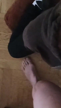 Une MILF amateur dévergondée suce une grosse bite à genoux