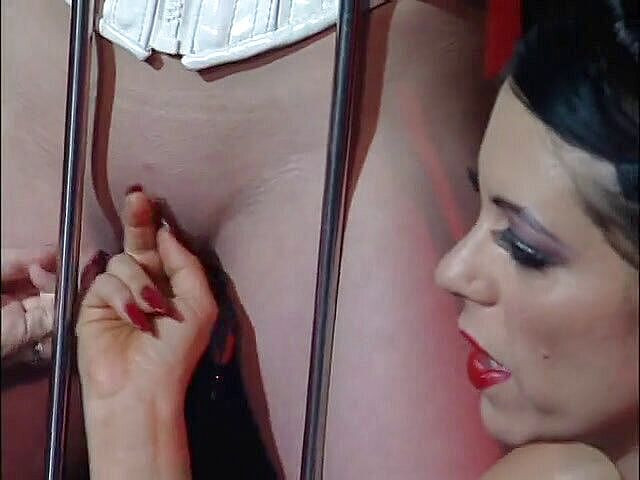 2 Girls 1 Guy: Возбужденная шлюха и Нина, лесбийская прелюдия