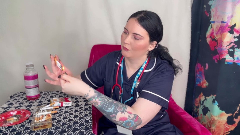 MissFFW: Enfermera Ffw fuma varios cigarrillos al mismo tiempo