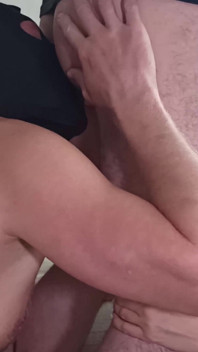 Soția și soțul bisexual dau musafirului muie și lins de cur. Linge spermă