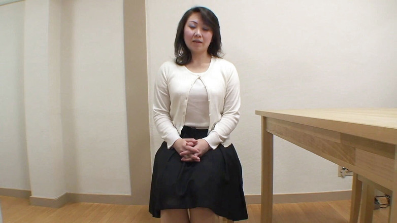 Asiatiques: MILF berbulu mengusik kamera semasa casting