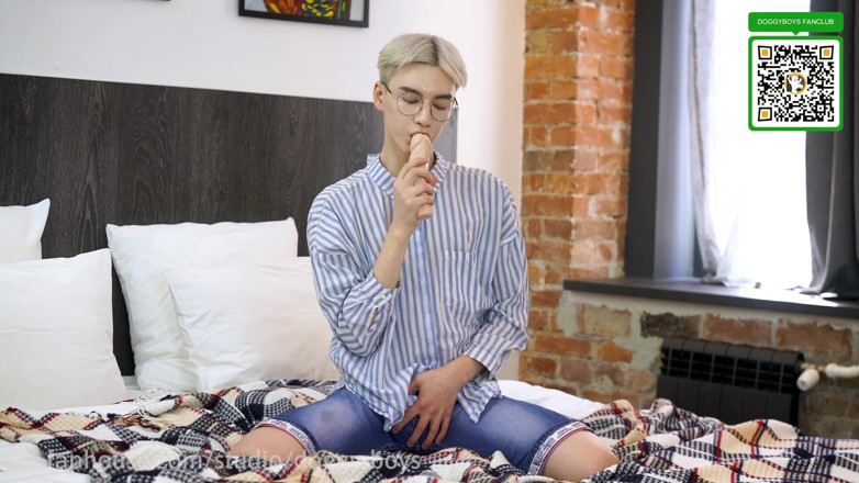 Doggy boys: Dildo Boy Spurts Cum
