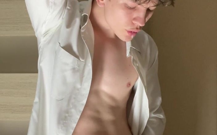 rushlightDante: Soy tan sexy en esta camisa blanca