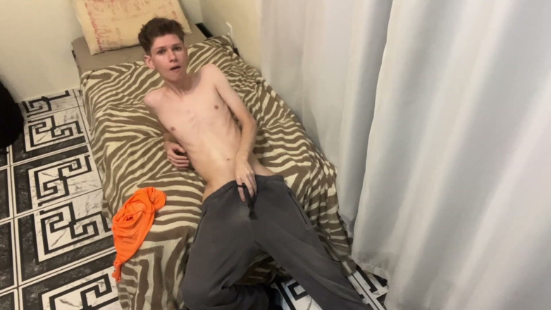 Kedoimath: Un twink maigre pompe une bite dans la lumière sombre...
