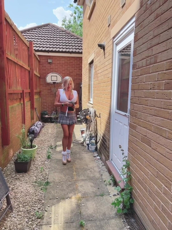 Michelle Thornex: Puta rubia es follada afuera delante de los vecinos