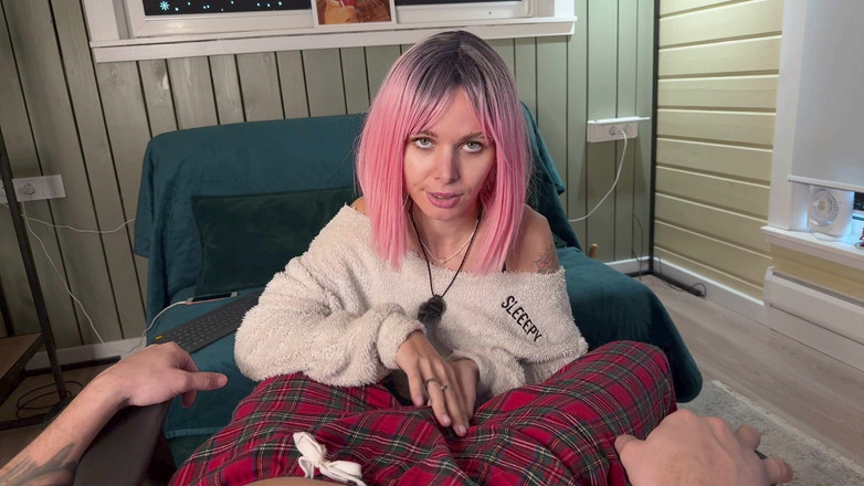 Sandy and Chris: Лучший подарок на Новый год и Рождество - это жесткий хуй в штанах и горячая дрочка с камшотом в видео от первого лица