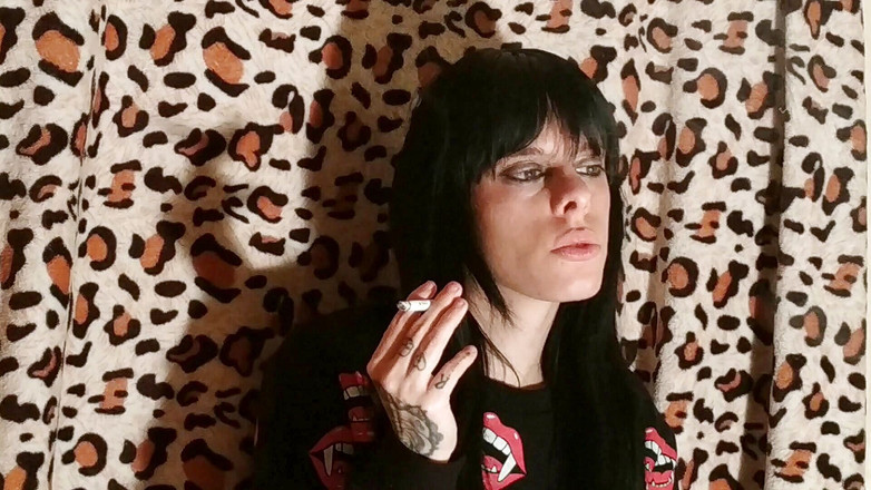 Beth Kinky: Rauchen, weil ich langweilig bin - Beth versaut