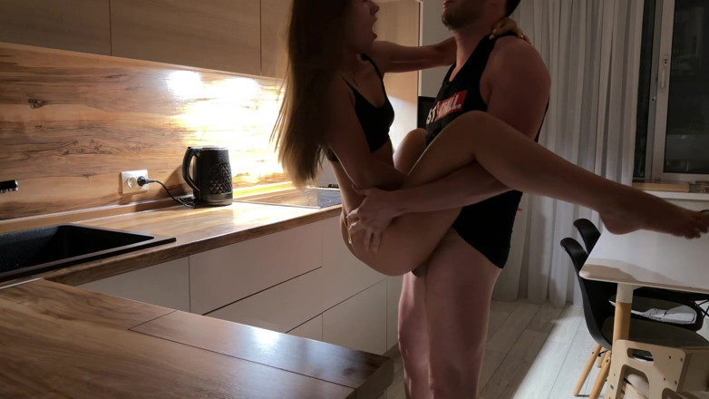 HomeVideoLive: Na Cozinha, Ela Seduziu Com Sua Bunda Redonda, O Cara...