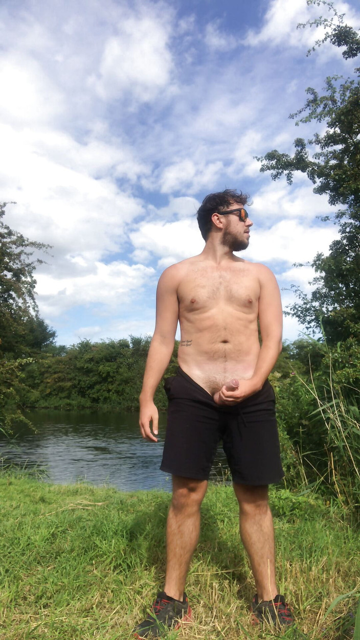 Robex Hib: Penunggang basikal miang panas memecahkan dan melancap zakar putih besarnya.