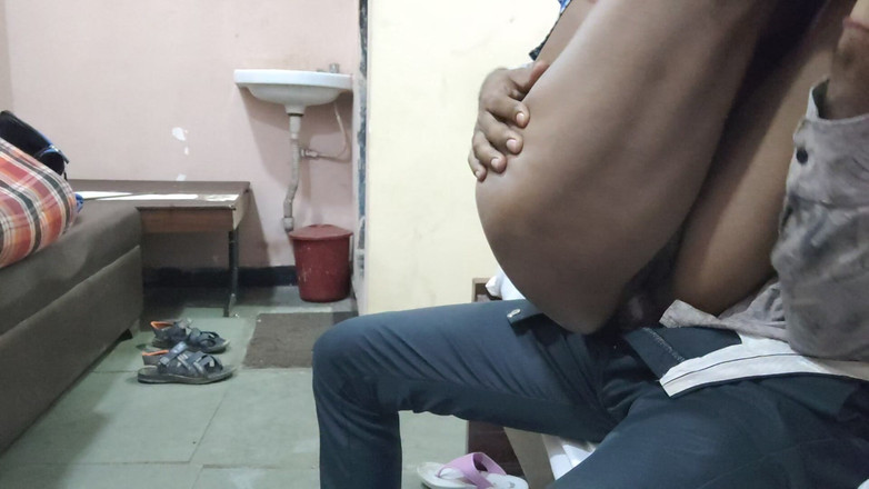 Desi Indian studio: 姐夫在晚上离开并打电话给小嫂