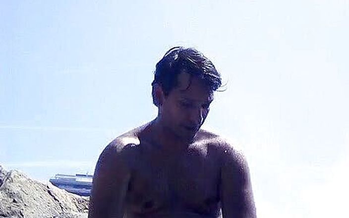 Boy top Amador: Дуже збуджений на нудистському пляжі