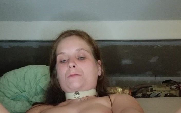 Lucysun30: Escrava Anny estica sua uretra