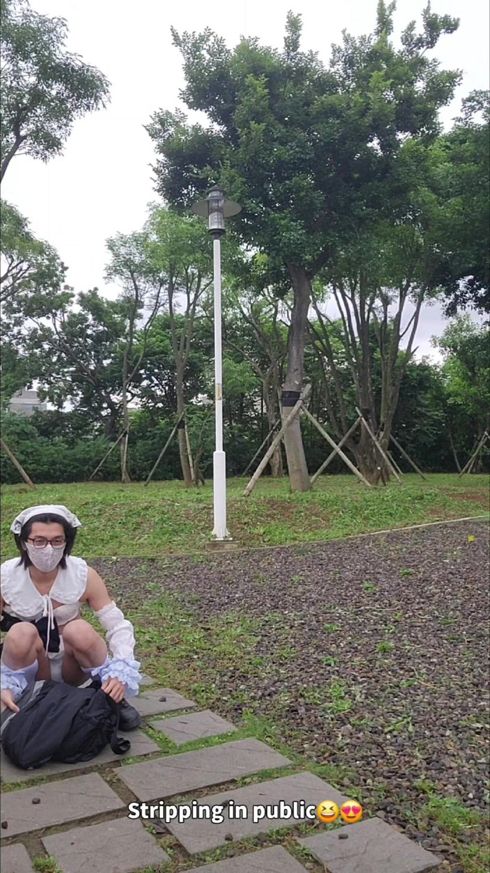 NotAFuta: パークのメイド・エキシビショニスト