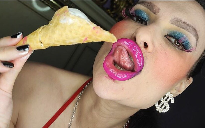 Princess18_: 大嘴唇与光亮的口红吃冰淇淋