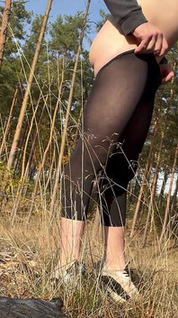 Veja através de calças ao ar livre jovem garoto