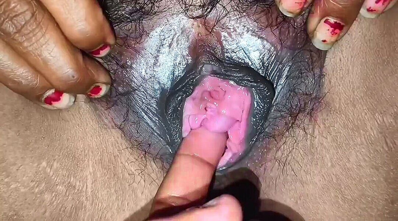 Sumang studio: Suman Bhabhi在涂上蓝色口红后吮吸她丈夫的鸡巴。印地语性爱视频