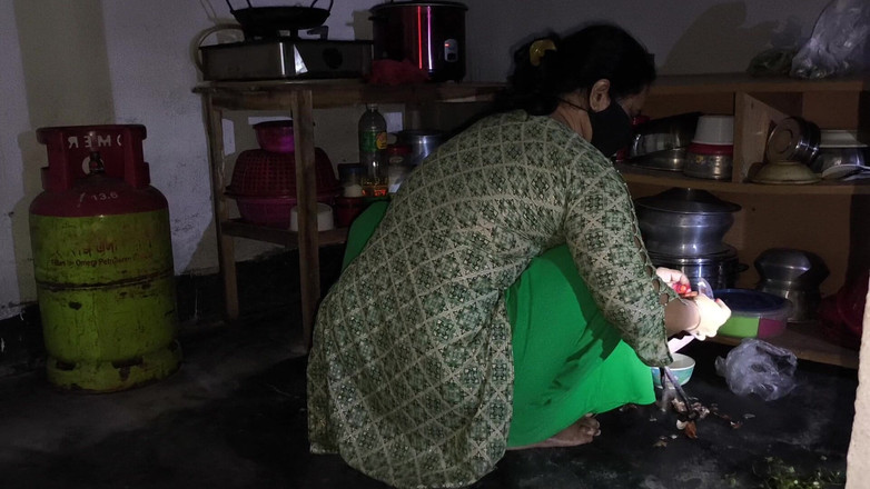 SAFI TV: Mătușa mea vitregă tăia legume, așa că am îmbrățișat-o și am început să...