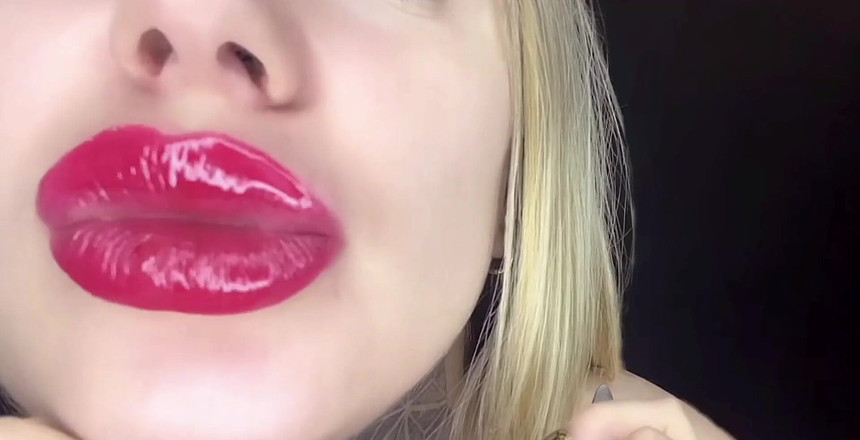 Goddess Misha Goldy: 渴望我的嘴唇的每日修复！第17部分 我的嘴唇对你的大脑、鸡巴和钱包的力量是不可逆的。你不能 S