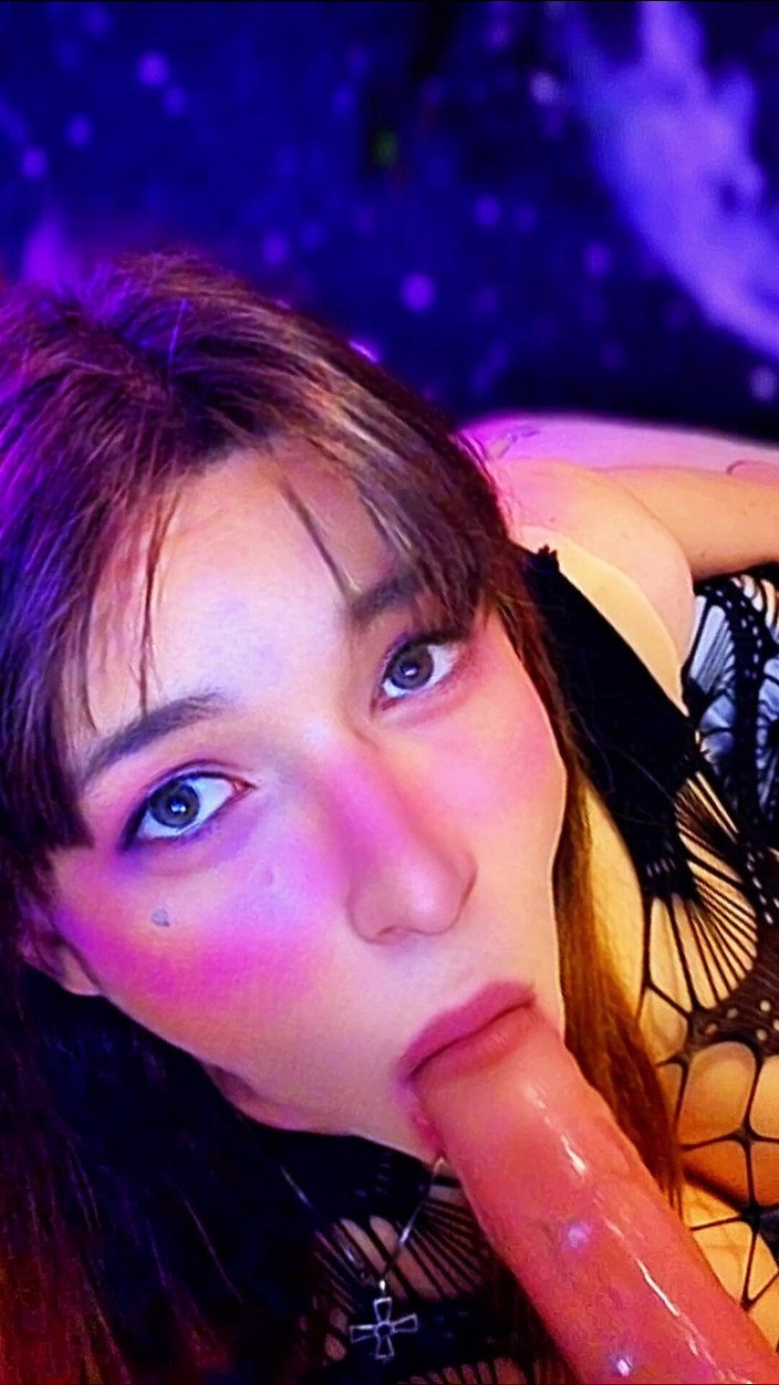 Bella Roar: Awek transeksual cantik suka menghisap zakar besar