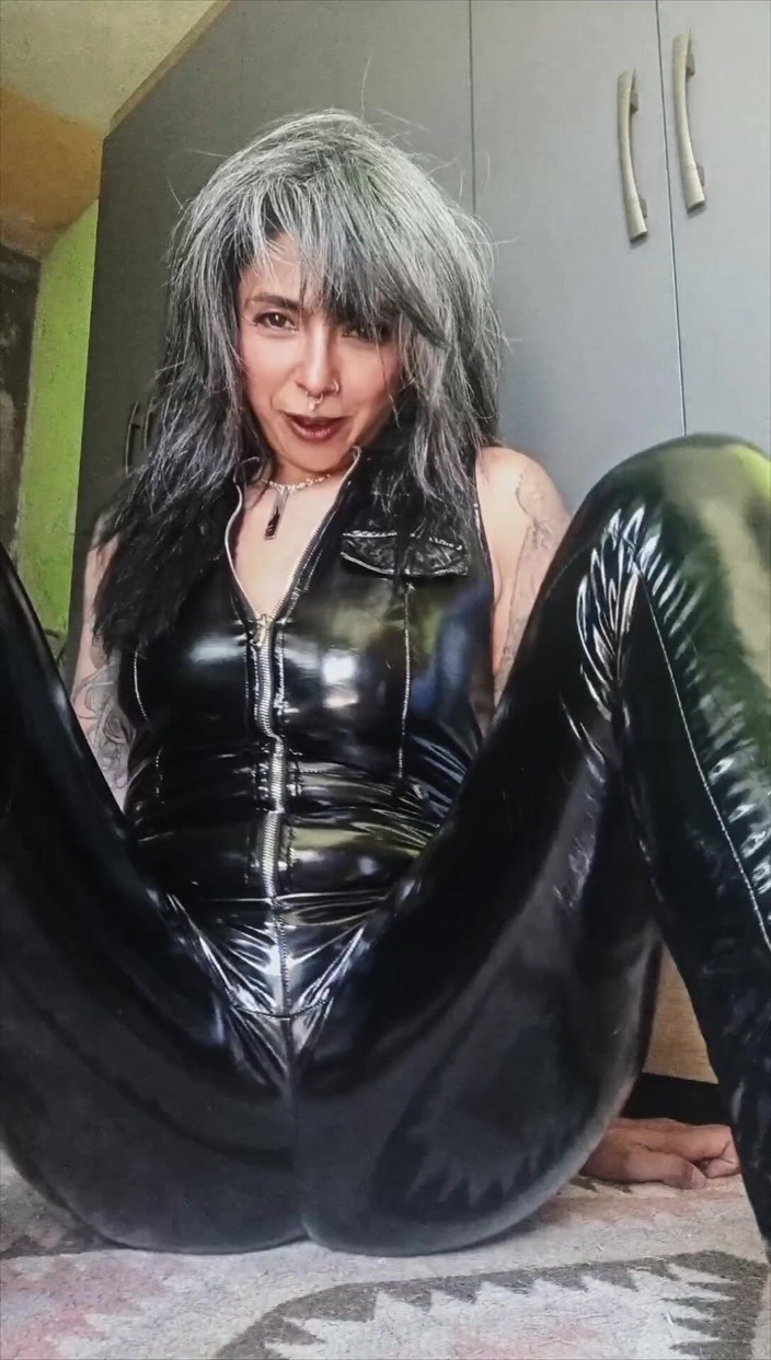 Casia Castro: Masturbação com um traje de PVC
