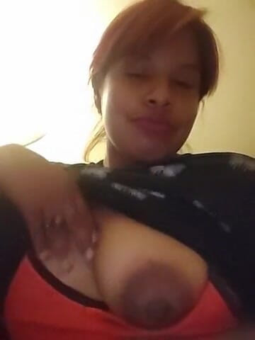 Booty760: Elle adore ses gros tétons !