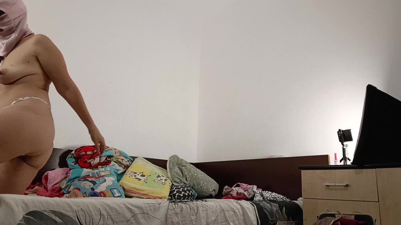 Amateur_MS: Sexy ehefrau trainiert zu hause nackt. Amateur-ehefrau masturbiert mit ihren...