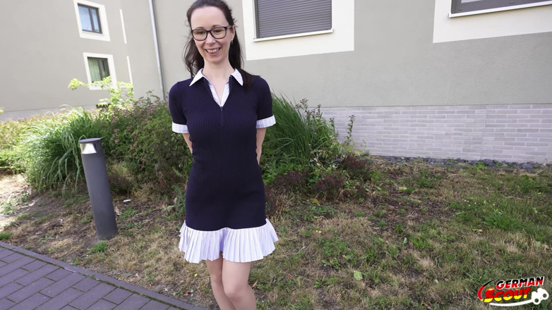 German Scout: 독일 스카우트 - 캐스팅 섹스에서 슬림하고 수줍은 독일 안경 학생 소녀 Ronya Rabe