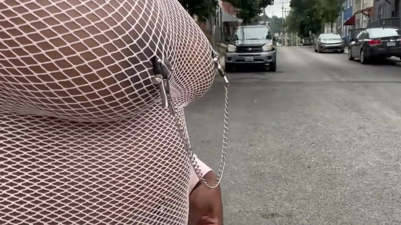 Super sexy ebony cuties: 공공 계단에서 내 보지를 따먹는 망사 드레스를 입고 산책