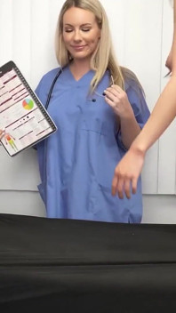 Doctorul le-a umplut la dublu pe amândouă: asistenta sexy Bunny și bunăciune Alexia Anders