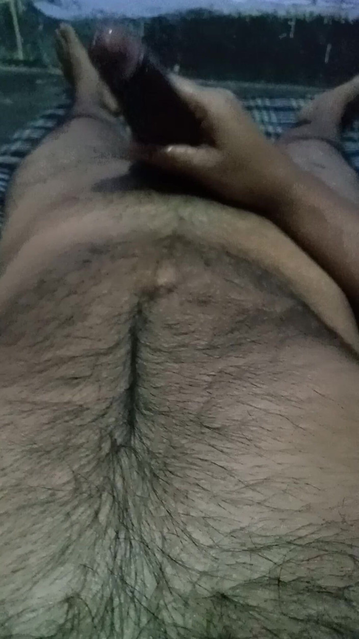 Raaz26d: Olejowanie mojego dużego i grubego penisa i masturbacja w pokoju...