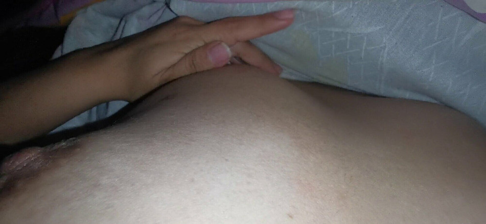 CamyShere: Aku lagi asik ngentot memekku yang nikmat