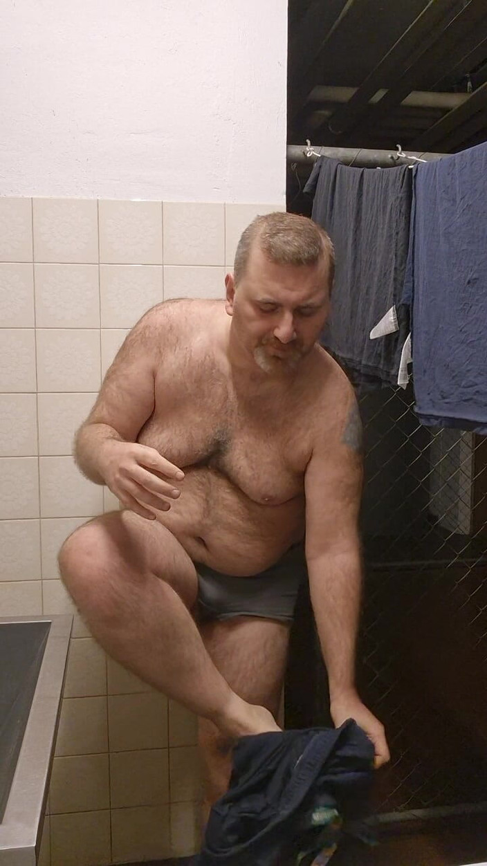 ChubbyDaddyBearLuka: 洗濯室の太った毛深いクマのストリップ