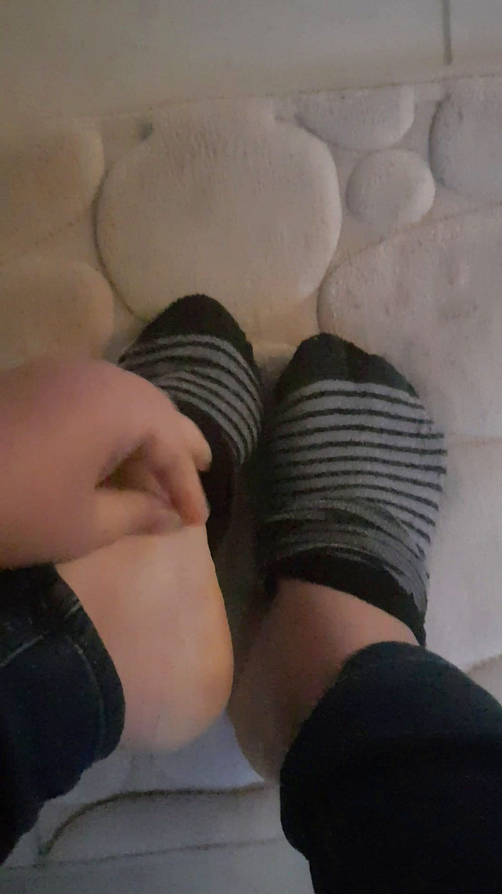 Faith's Feet Fetish: Faithiny nohy fetiš - sundala mi ponožky po dlouhém dni