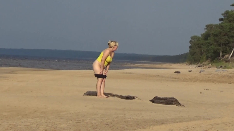 RedRoseRus: Wielki tyłek w mini szortach – spacer po plaży.