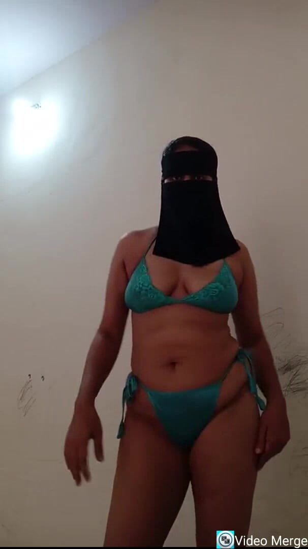 Bigbarrek: ホットな妻がビクニを脱ぐ