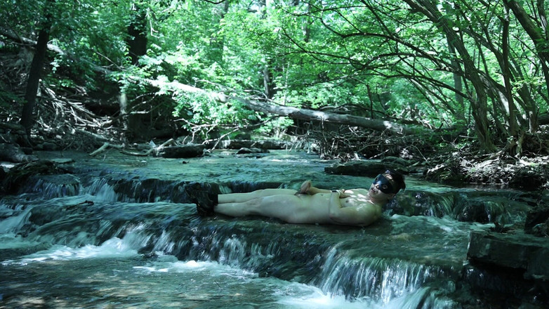 barenakedboy: di tepi air terjun, coba nyiapin momen pribadinya