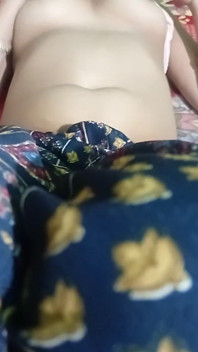 Bhabhi desi India yang cantik menunjukkan buah dadanya dan dikongkek