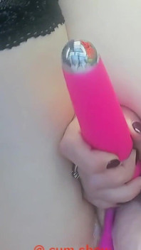 Roze vibrator in poesje orgasme spuiten
