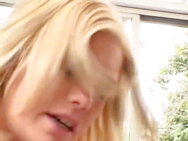 Alfacontent: Blonďatá bohyně s velkými kozami jezdí na chlapově kuli