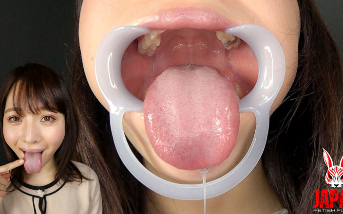 Japan Fetish Fusion: Mai imai füllt ein glas mit ihrem tropfendem Speichel in...