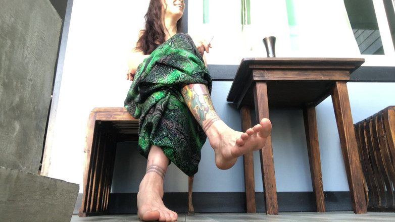 Goddess Maya: Feet and Smoking Fetish Spanish