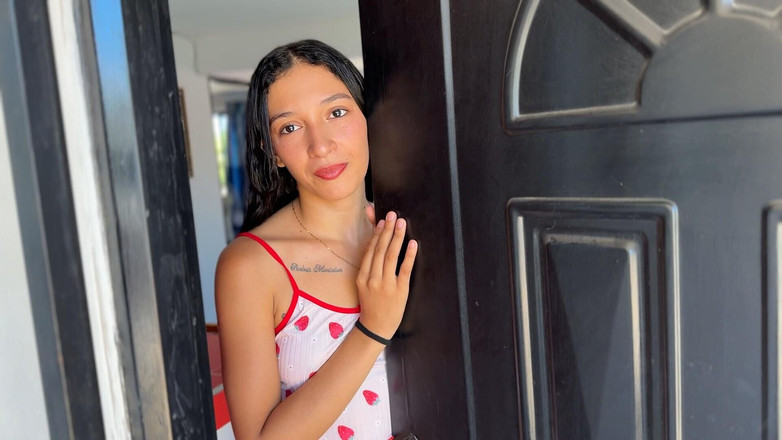 LuisaPalvin: Симпатичная сексуальная девушка платит долги своей богатой большой задницей