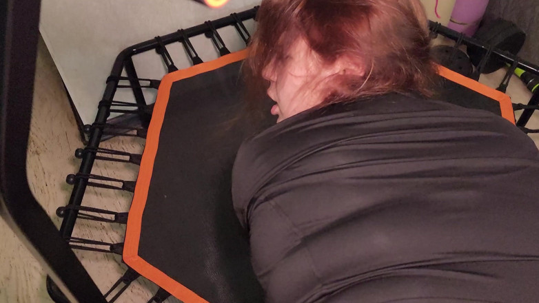Peach Desert: Hot Chubby Stepmommy in Tight Leggings on a Trampoline Gets...